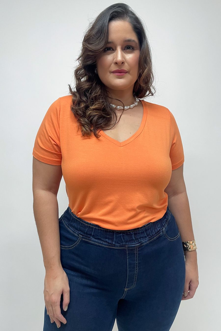 T-shirt básica decote v plus size laranja