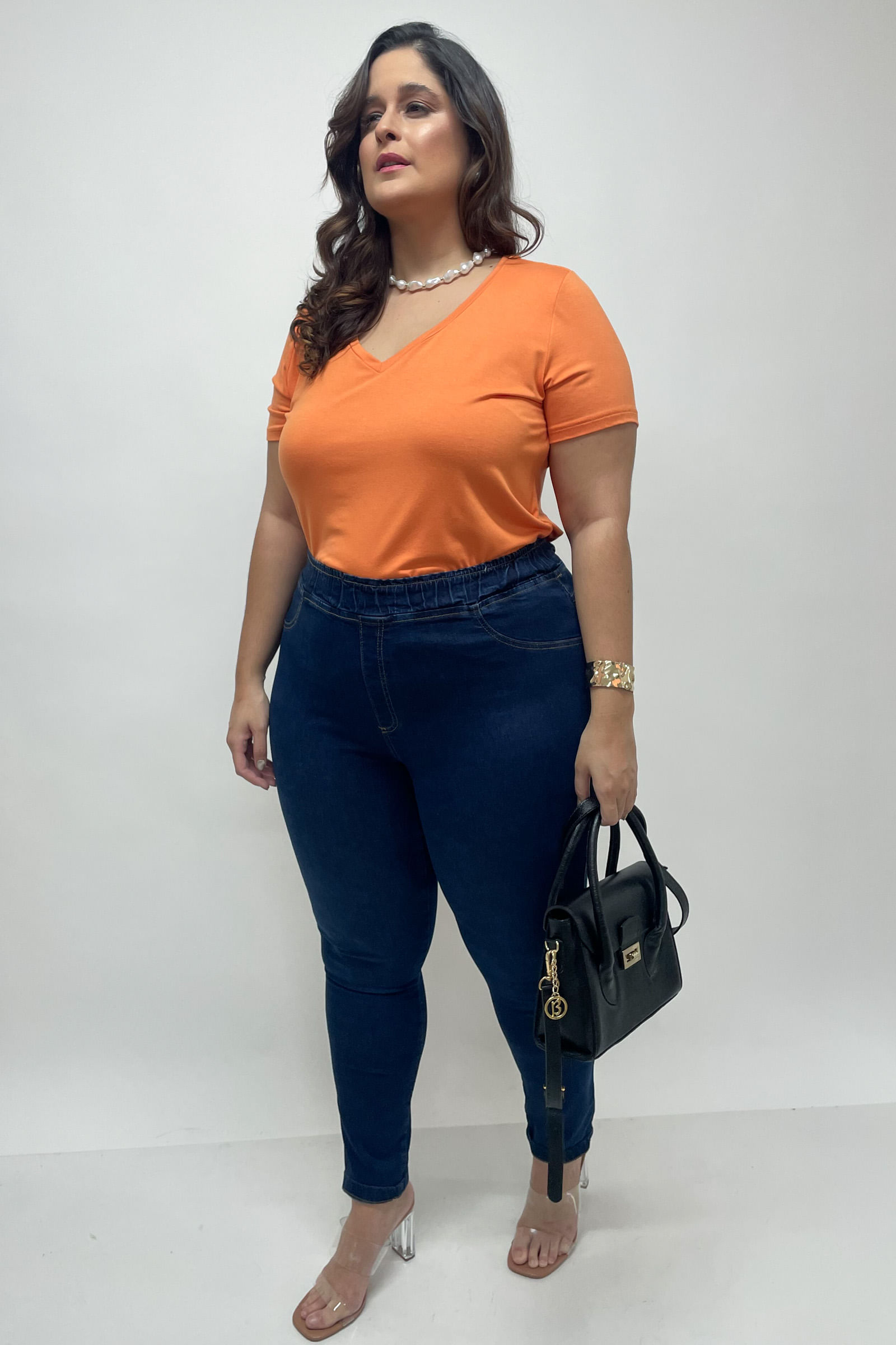 T-shirt-basica-decote-V-plus-size_0047_2.jpg