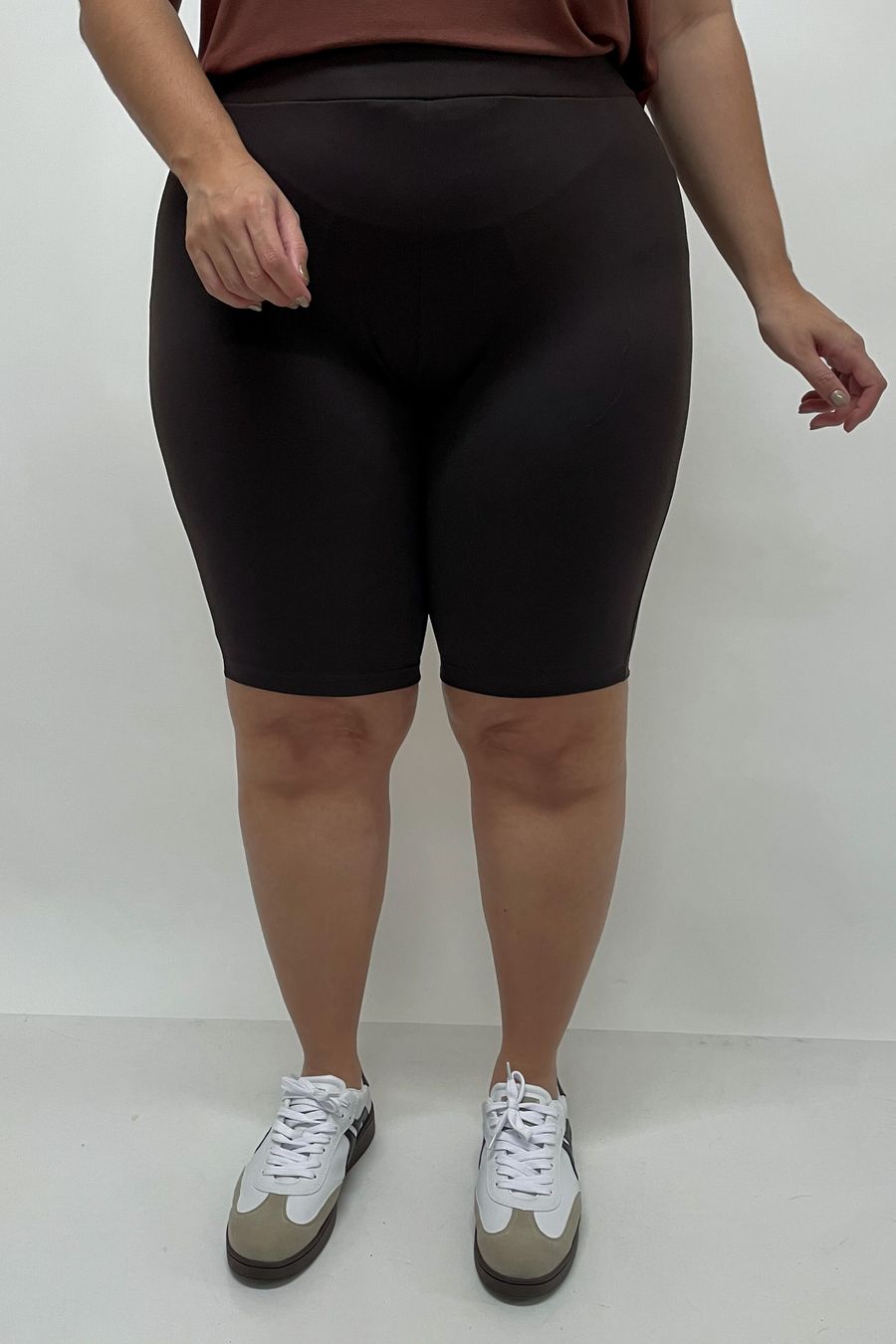 Bermuda fitness básica plus size marrom