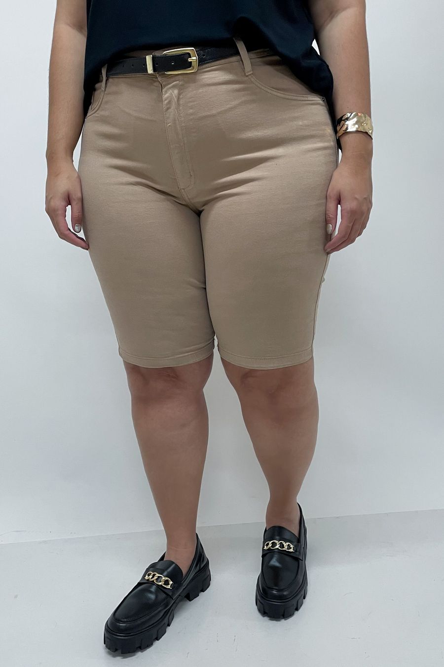 Bermuda ciclista de sarja básica plus size bege