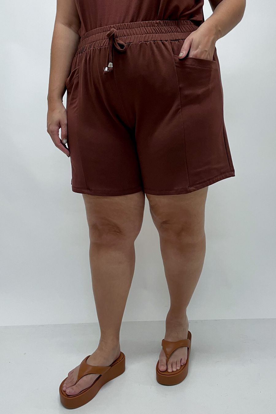 Shorts feminino em moletinho liso marrom
