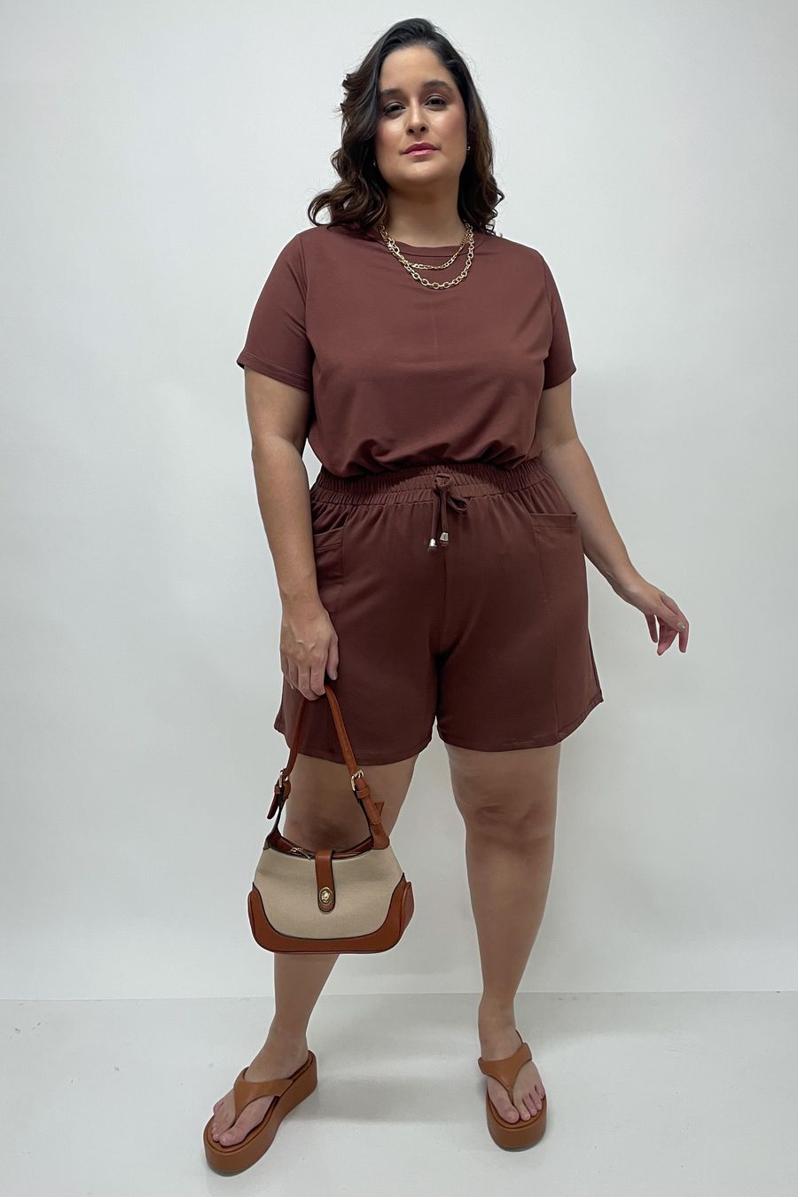 Shorts feminino em moletinho liso marrom