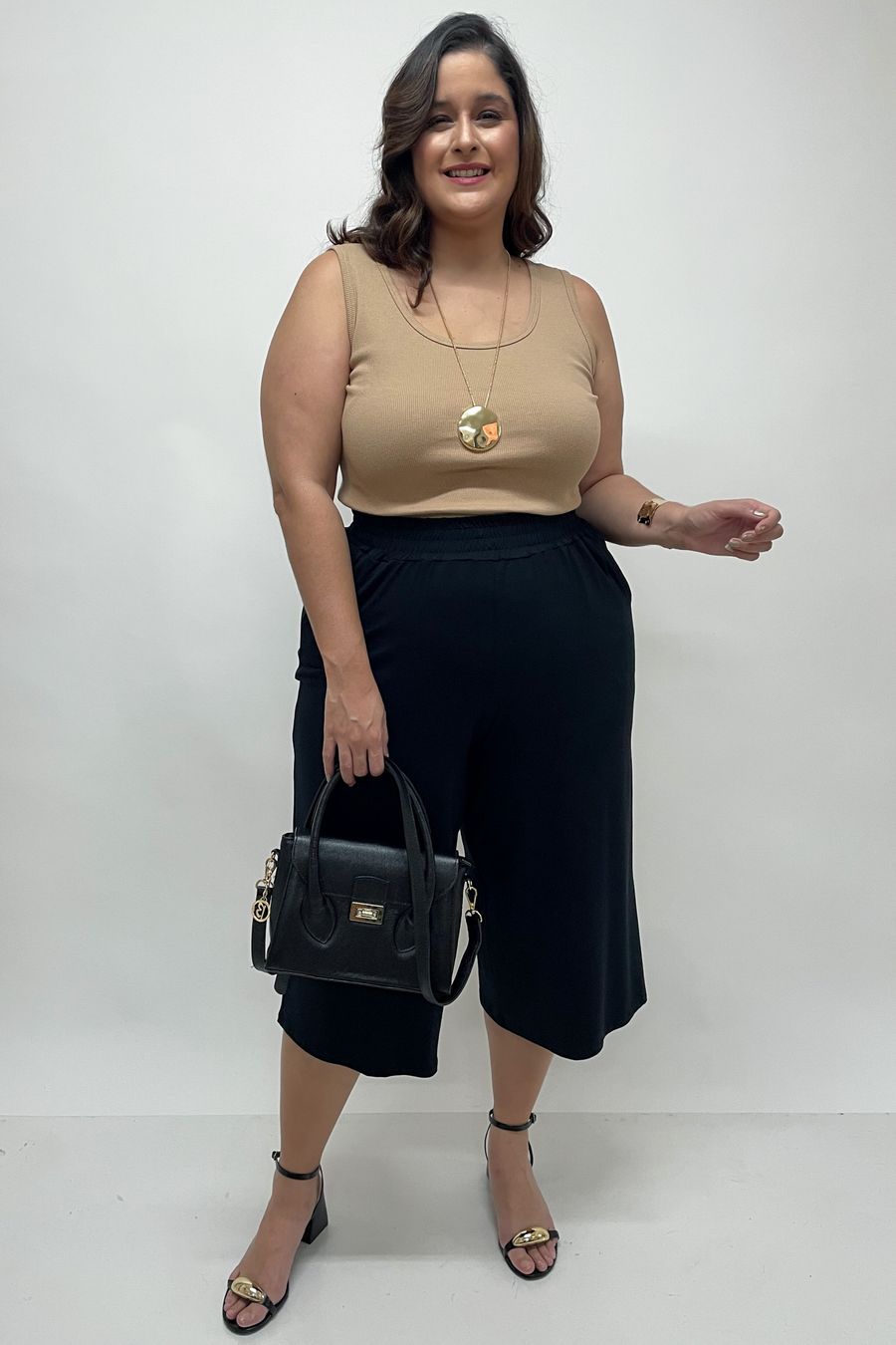 Calça pantacourt feminina preto
