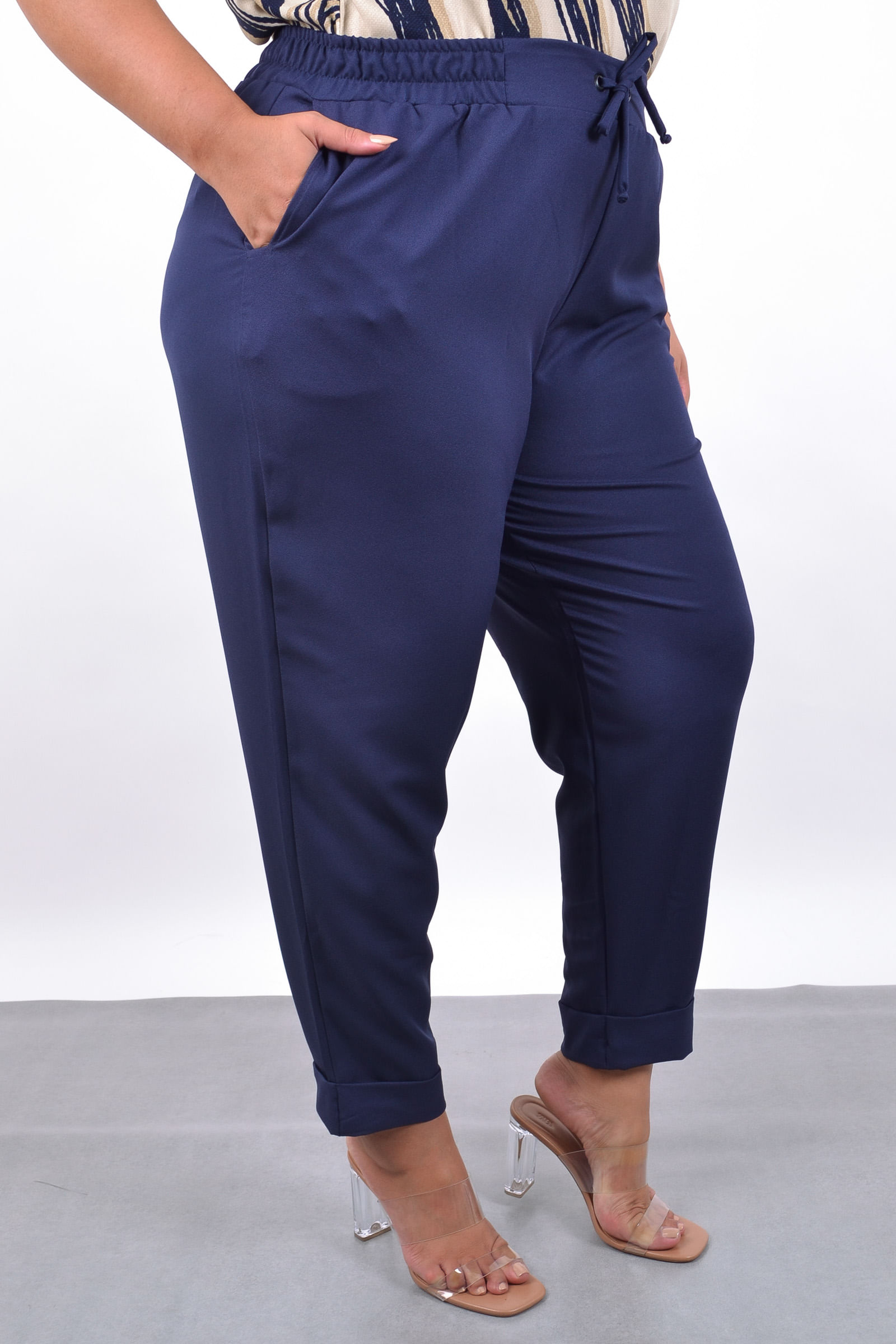 Calca-tecido-plano-com-elastano-plus-size_0004_3.jpg