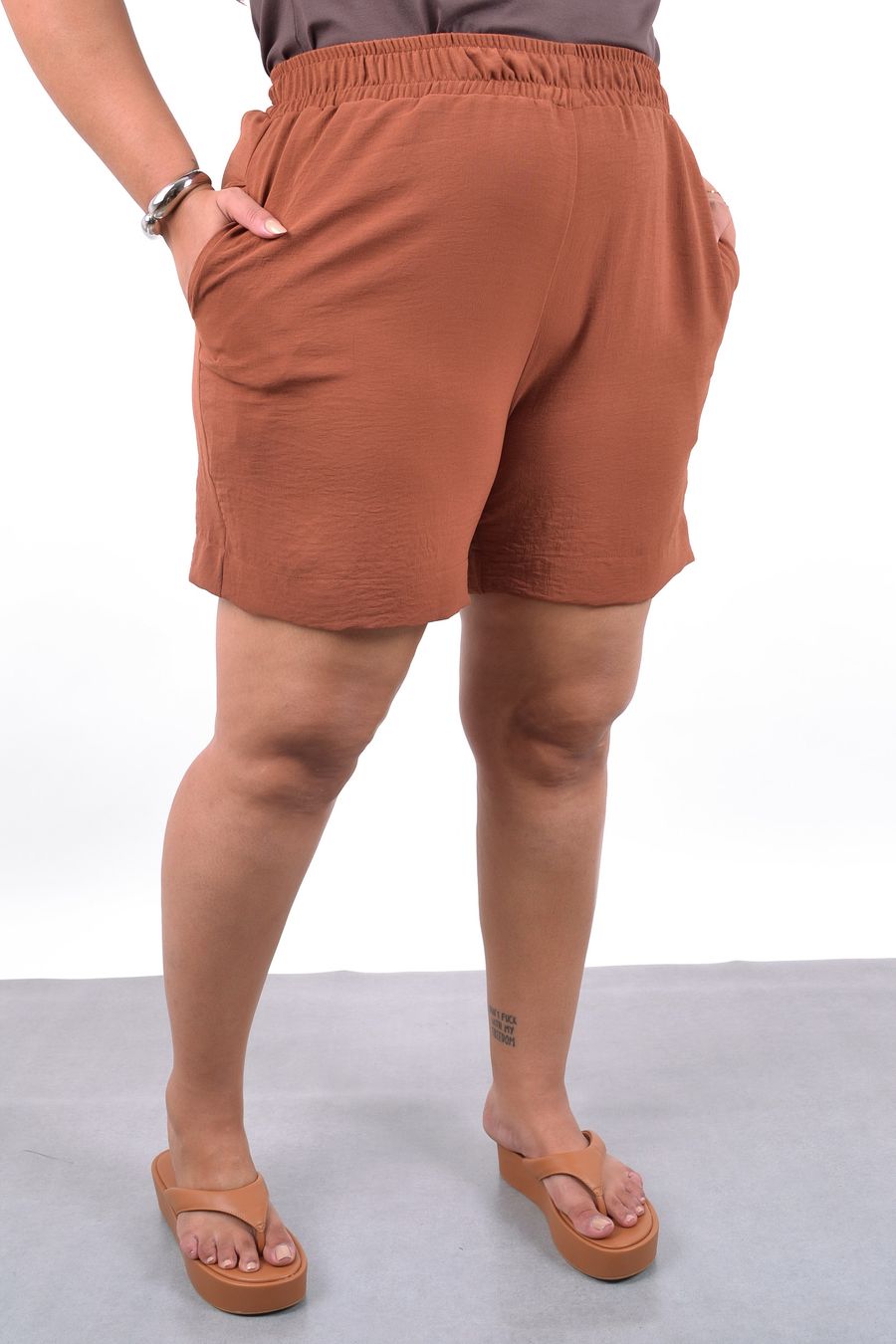 Shorts liso feminino cós elástico marrom