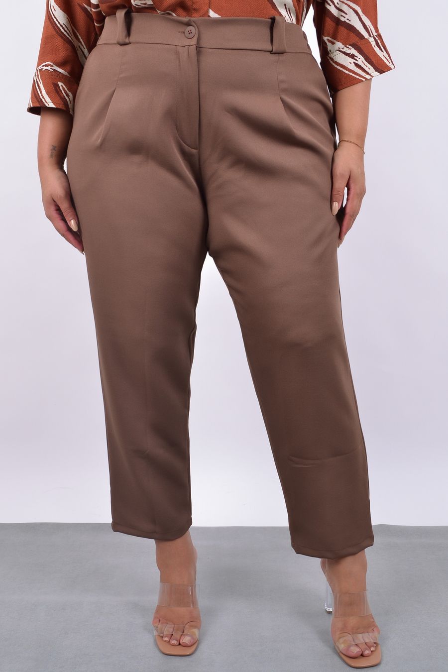 Calça feminina alfaiataria com pregas marrom