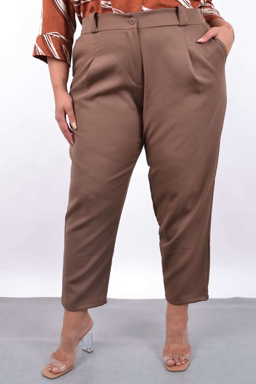 Calça feminina alfaiataria com pregas marrom