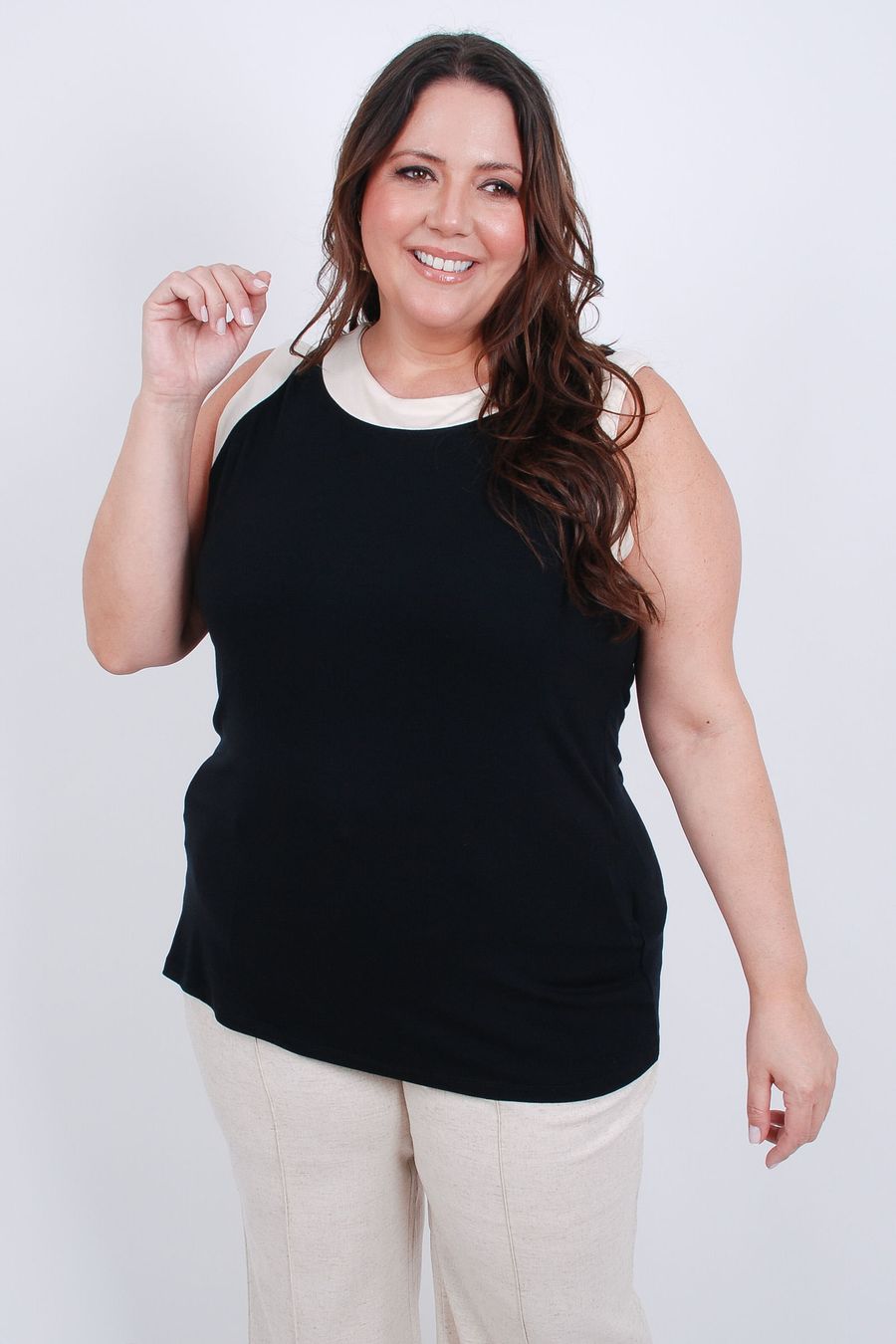 Regata feminina em malha com cava e gola contrastante preto