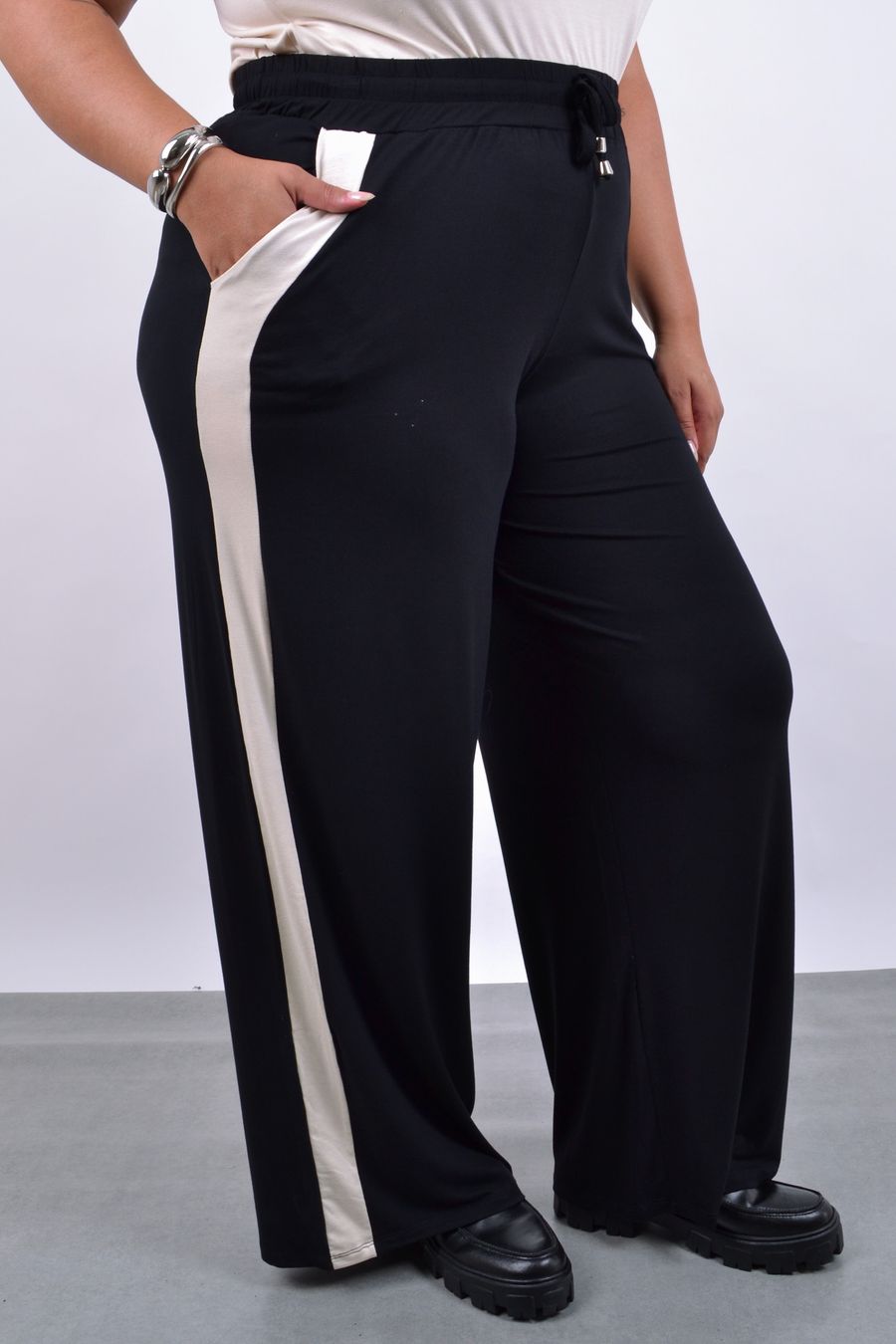 Calça reta malha com faixa lateral preto