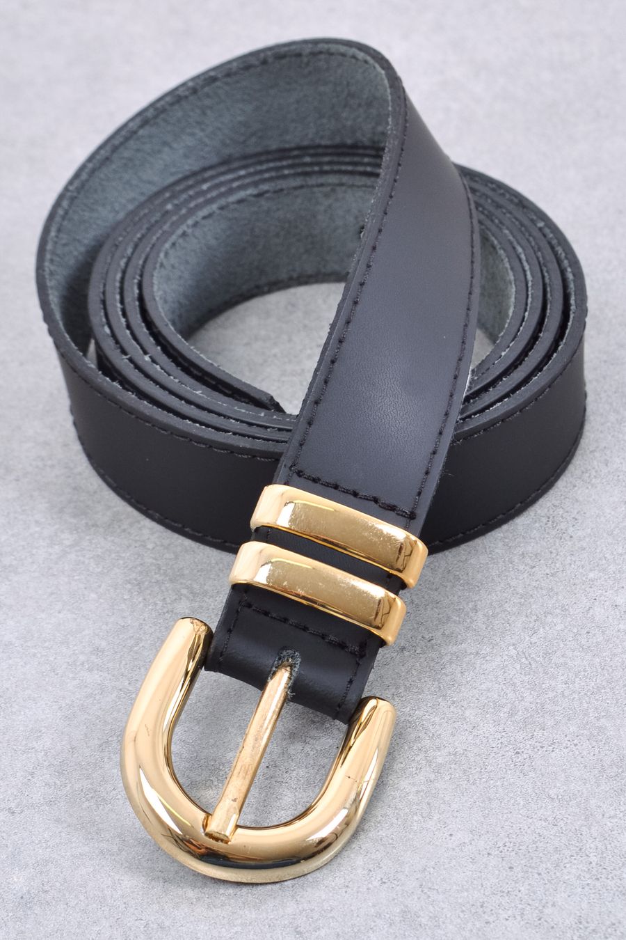Cinto feminino couro fivela e passante dourados preto