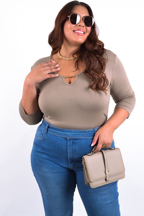 Blusa lisa detalhe no decote bege