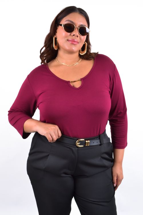 Blusa lisa detalhe no decote vinho