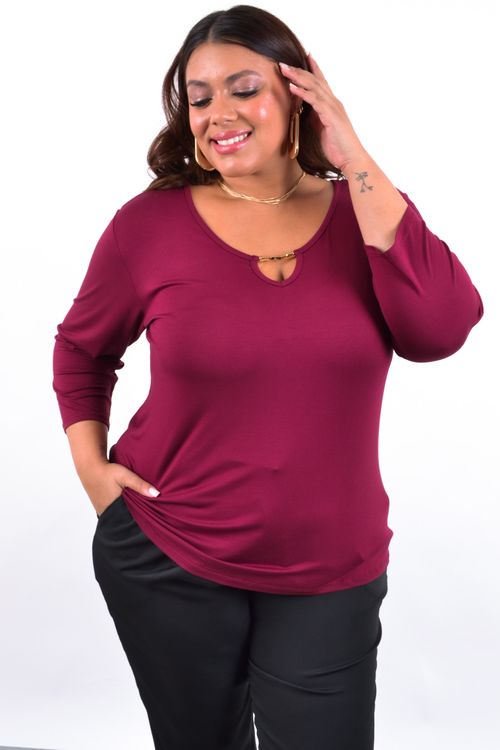 Blusa lisa detalhe no decote vinho