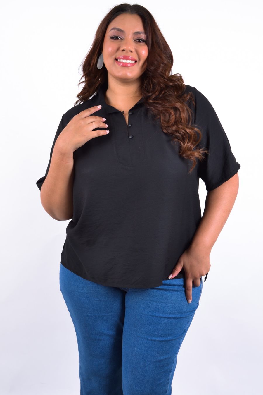 Blusa lisa gola e vista com botões preto