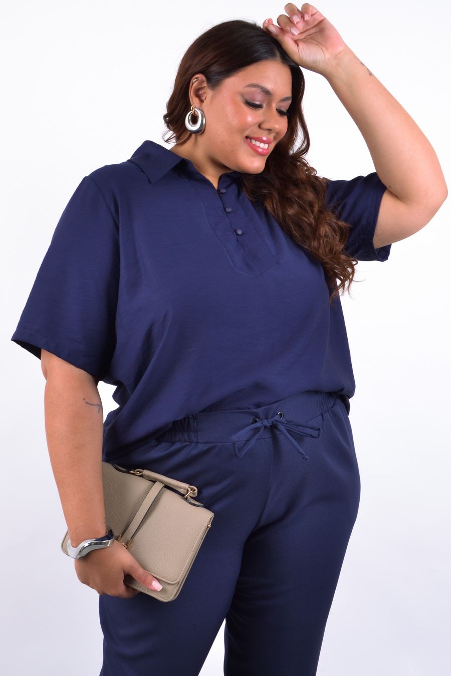 Blusa lisa gola e vista com botões azul marinho