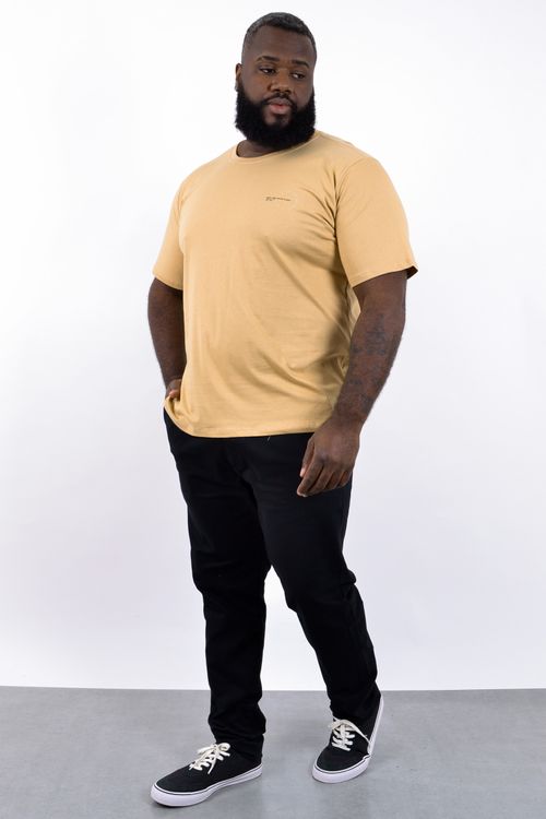 Camiseta masculina meia malha estampa pequena lateral bege