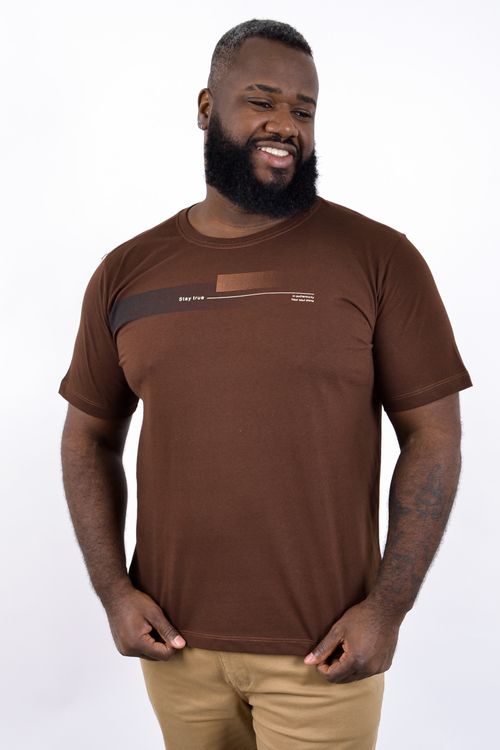 Camiseta masculina meia malha estampa localizada frente  marrom