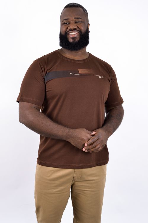 Camiseta masculina meia malha estampa localizada frente  marrom