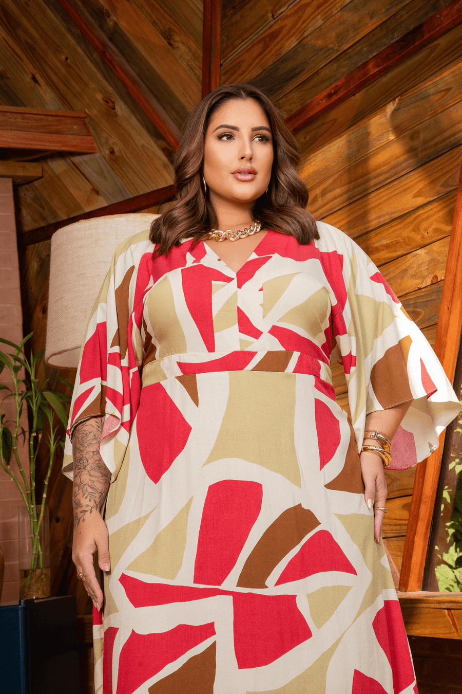 Vestido Estampado Decote V Giovana Plus Size FUNDO BEGE