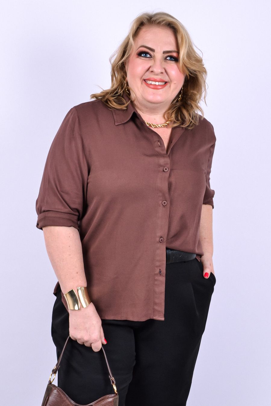Camisa feminina com manga em viscose lisa marrom