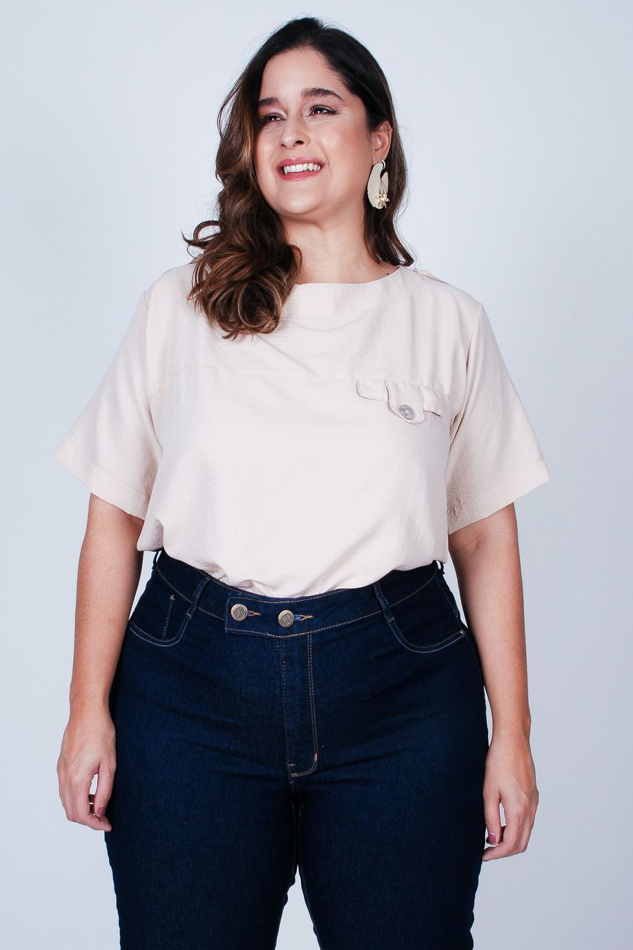 Blusa manga curta com martingales plus size bege