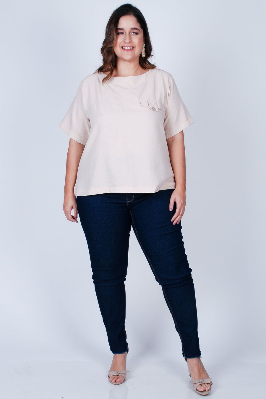 Blusa manga curta com martingales plus size bege