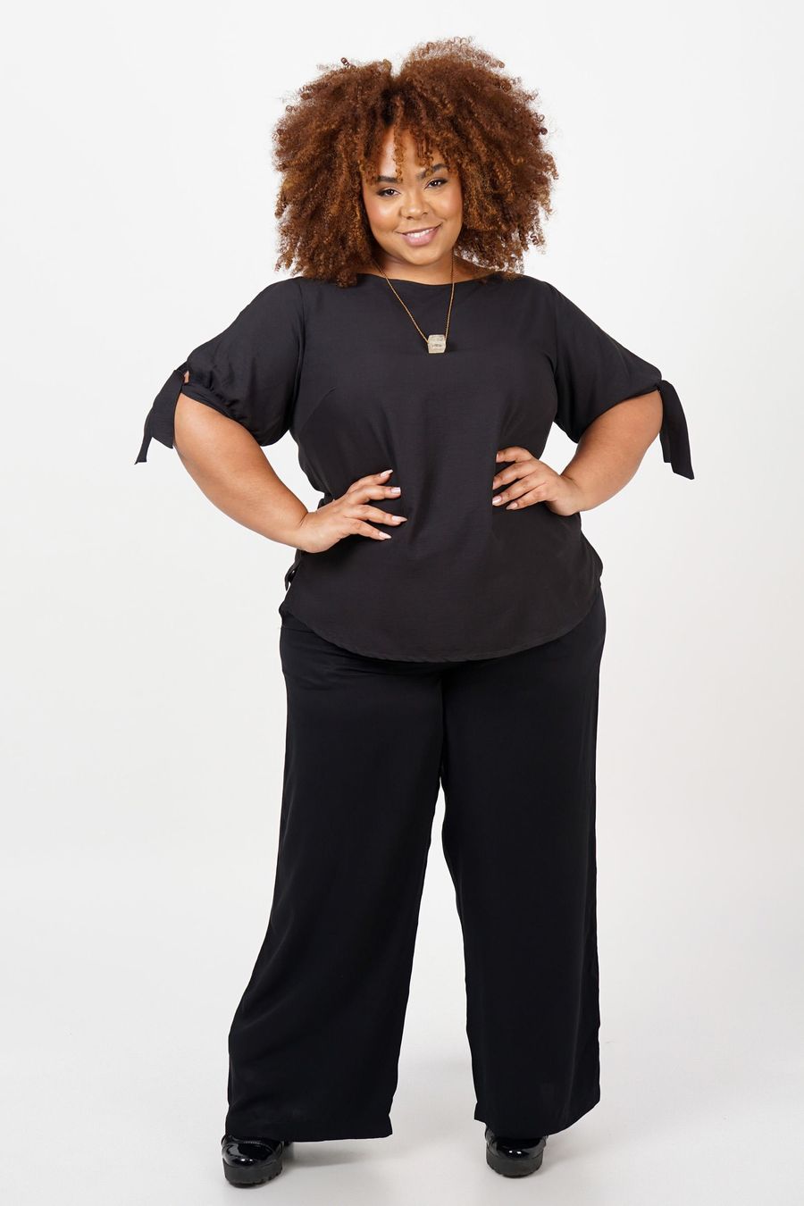 Blusa manga curta com abertura plus size preto