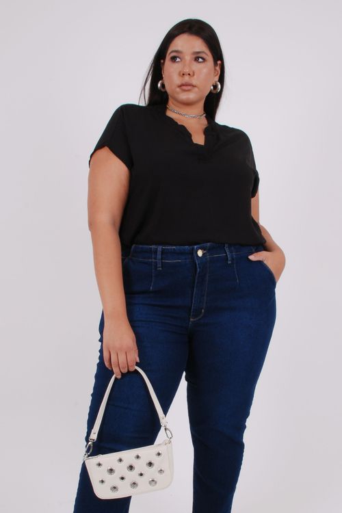 Blusa em viscose lisa com gola padre preto