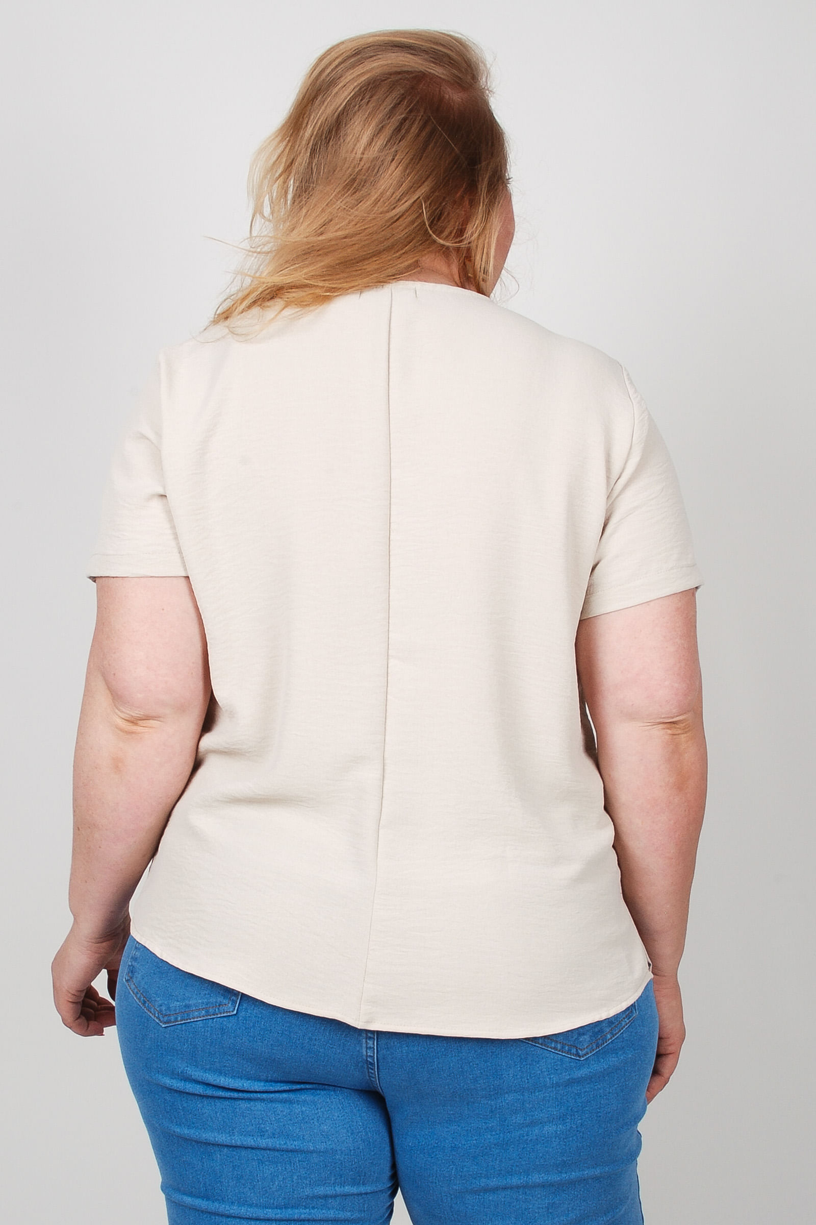Blusa-com-detalhe-de-argola-no-decote-plus-size_0008_4
