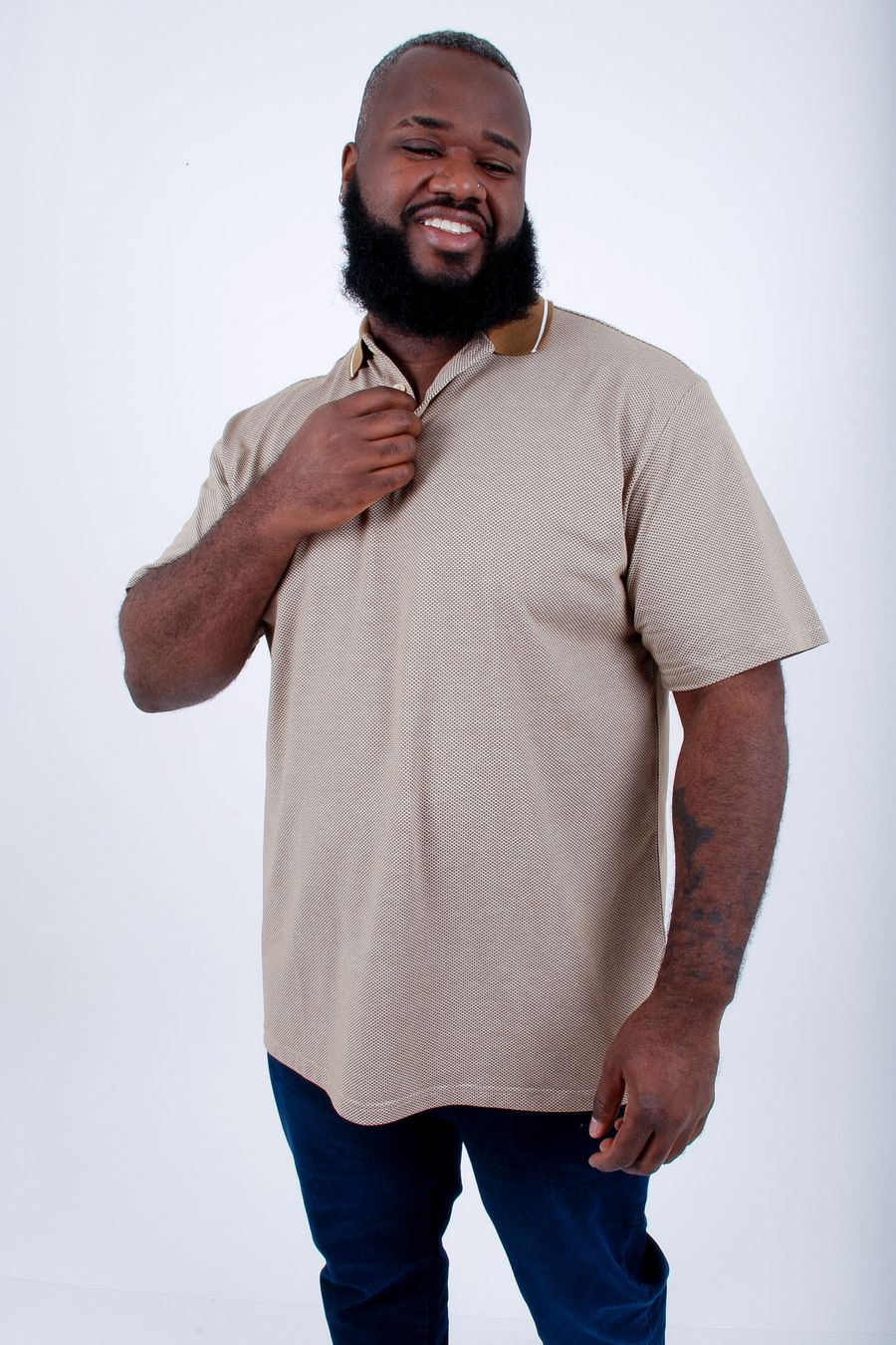 Polo manga curta em malha texturizada bege