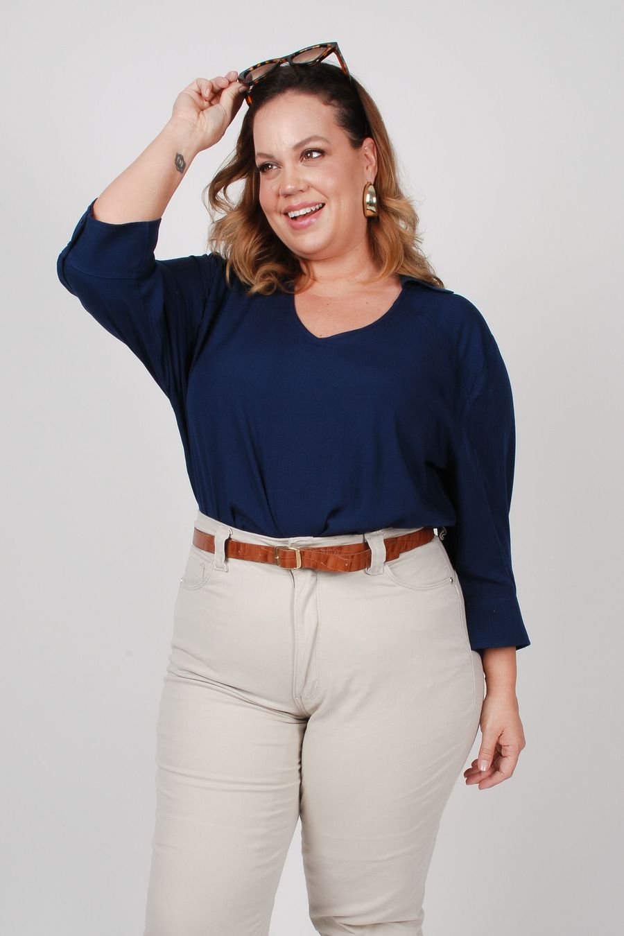 Blusa de viscose com gola plus size azul marinho
