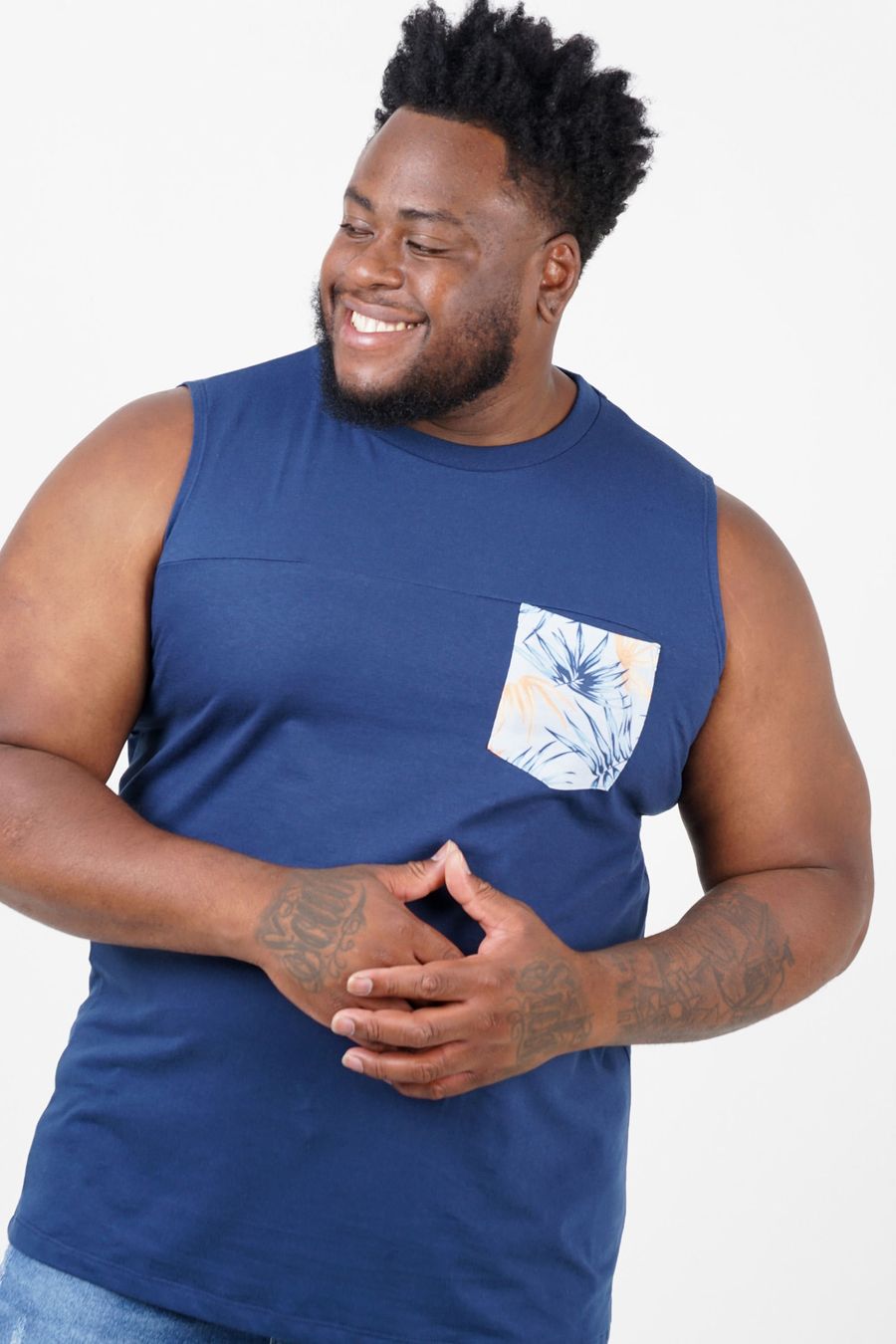 Regata com bolso estampado plus size azul marinho