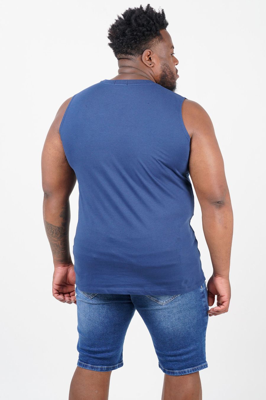 Regata com bolso estampado plus size azul marinho