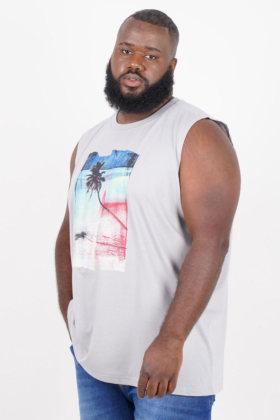 Regata com estampa tropical plus size cinza