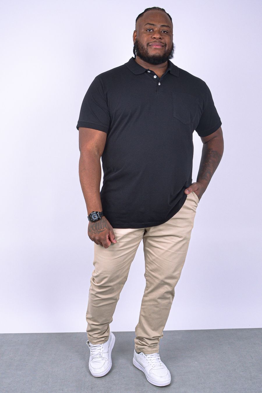 Camisa polo lisa básica com bolso plus size preto