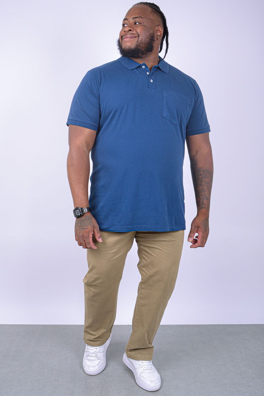 Camisa polo lisa básica com bolso plus size azul marinho