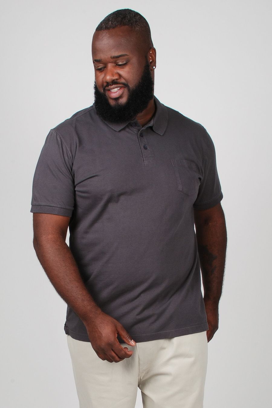 Camisa polo lisa básica com bolso plus size cinza chumbo