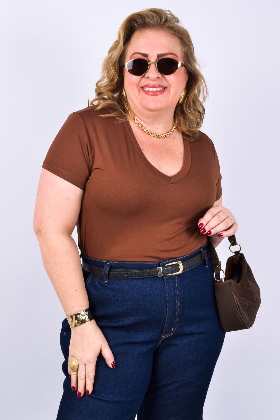 T-shirt feminina decote v manga curta lisa marrom