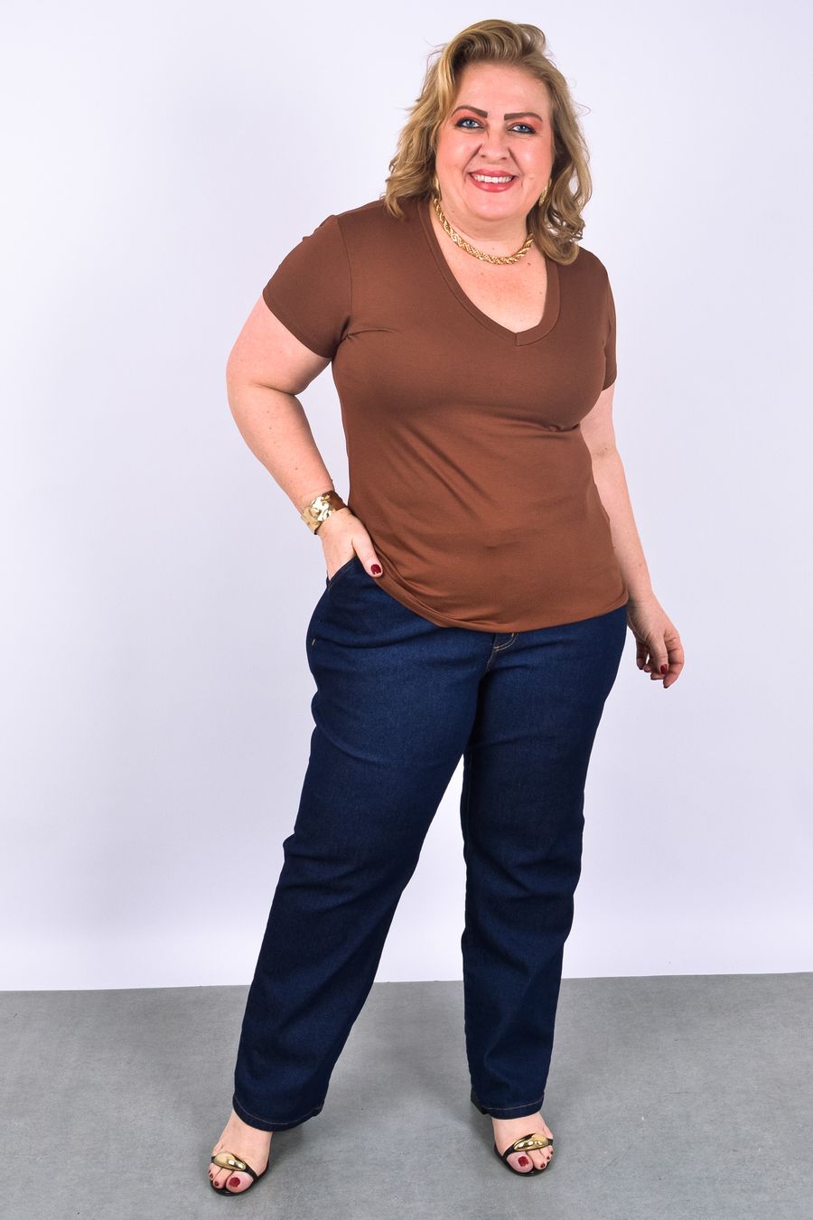 T-shirt feminina decote v manga curta lisa marrom