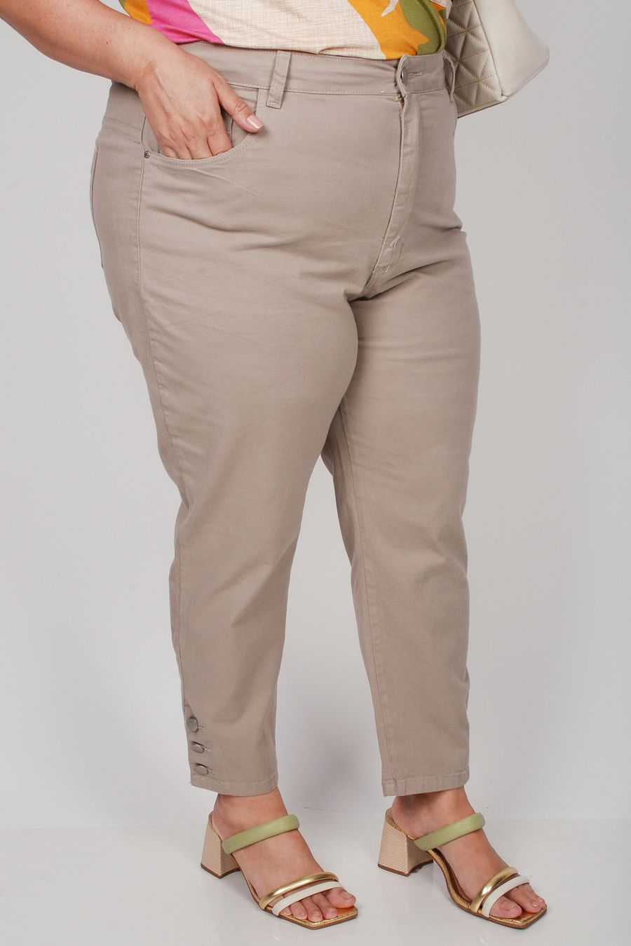 Calça cropped em sarja plus size kaki