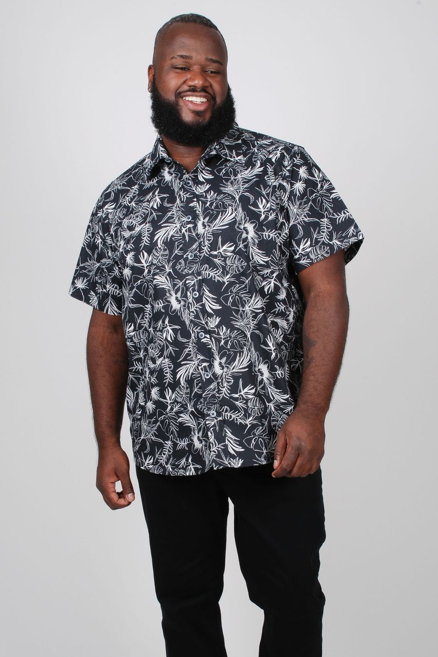 Camisa manga curta estampa floral plus size preto