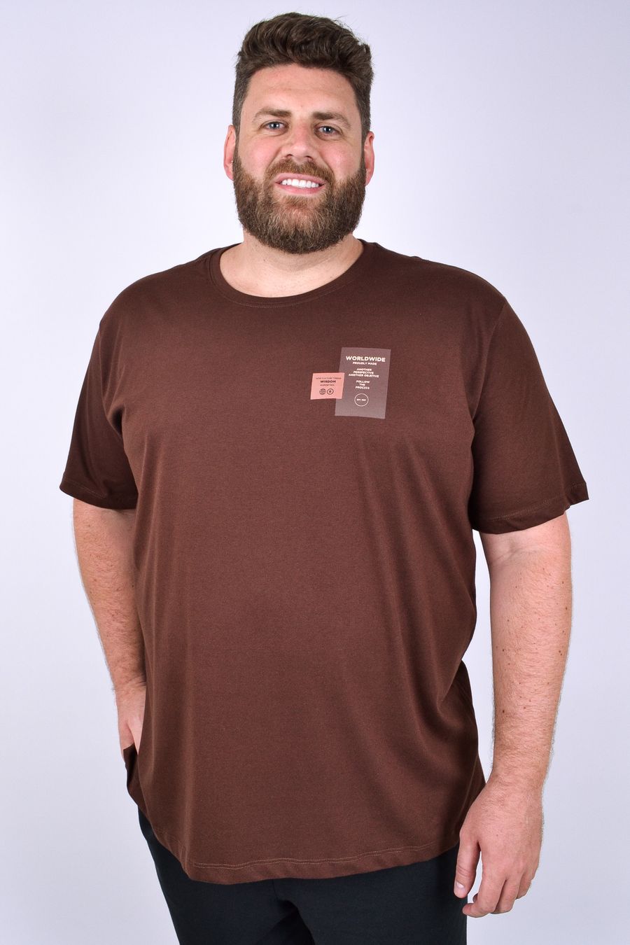 Camiseta masculina meia malha manga curta com estampa "geometrica" marrom