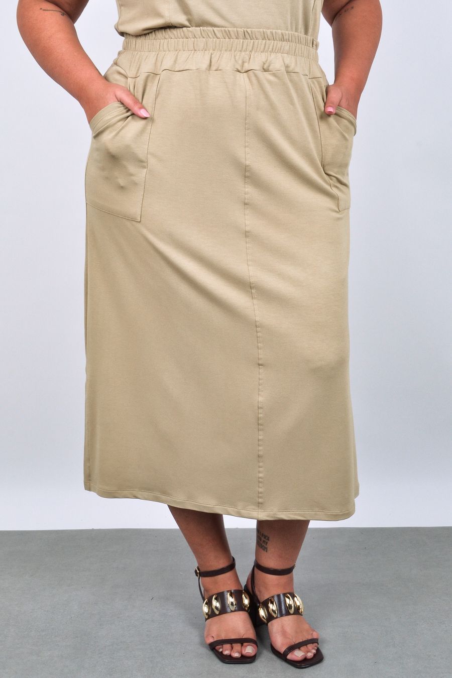 Saia feminino midi em moletinho com bolsos kaki