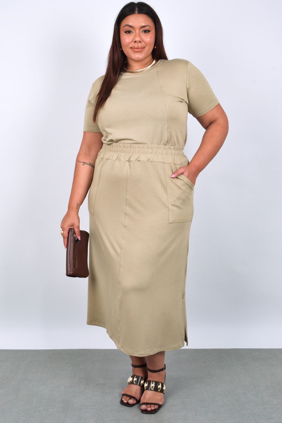 Saia feminino midi em moletinho com bolsos kaki