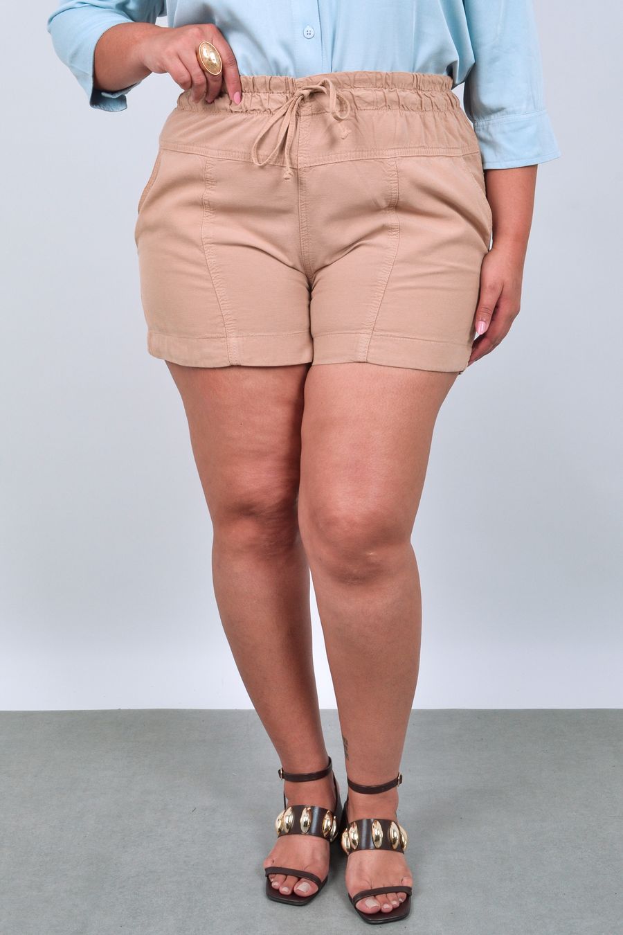 Shorts feminino com elástico no cós em tecido liocel kaki