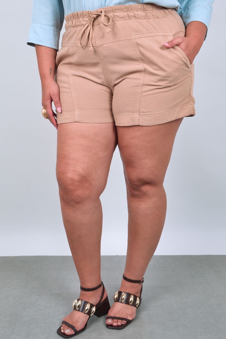 Shorts feminino com elástico no cós em tecido liocel kaki