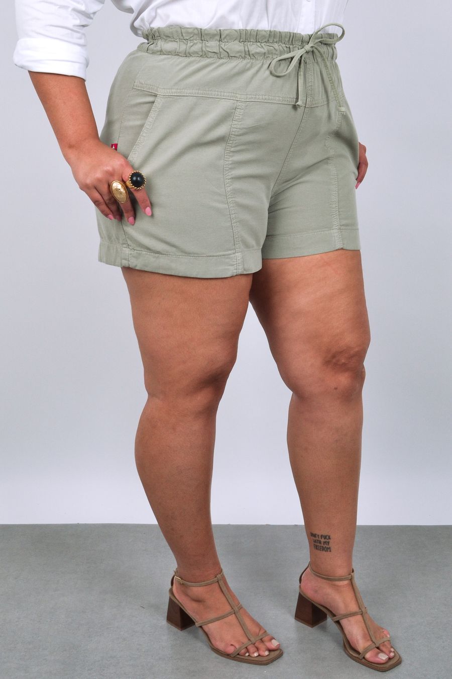 Shorts feminino com elástico no cós em tecido liocel verde