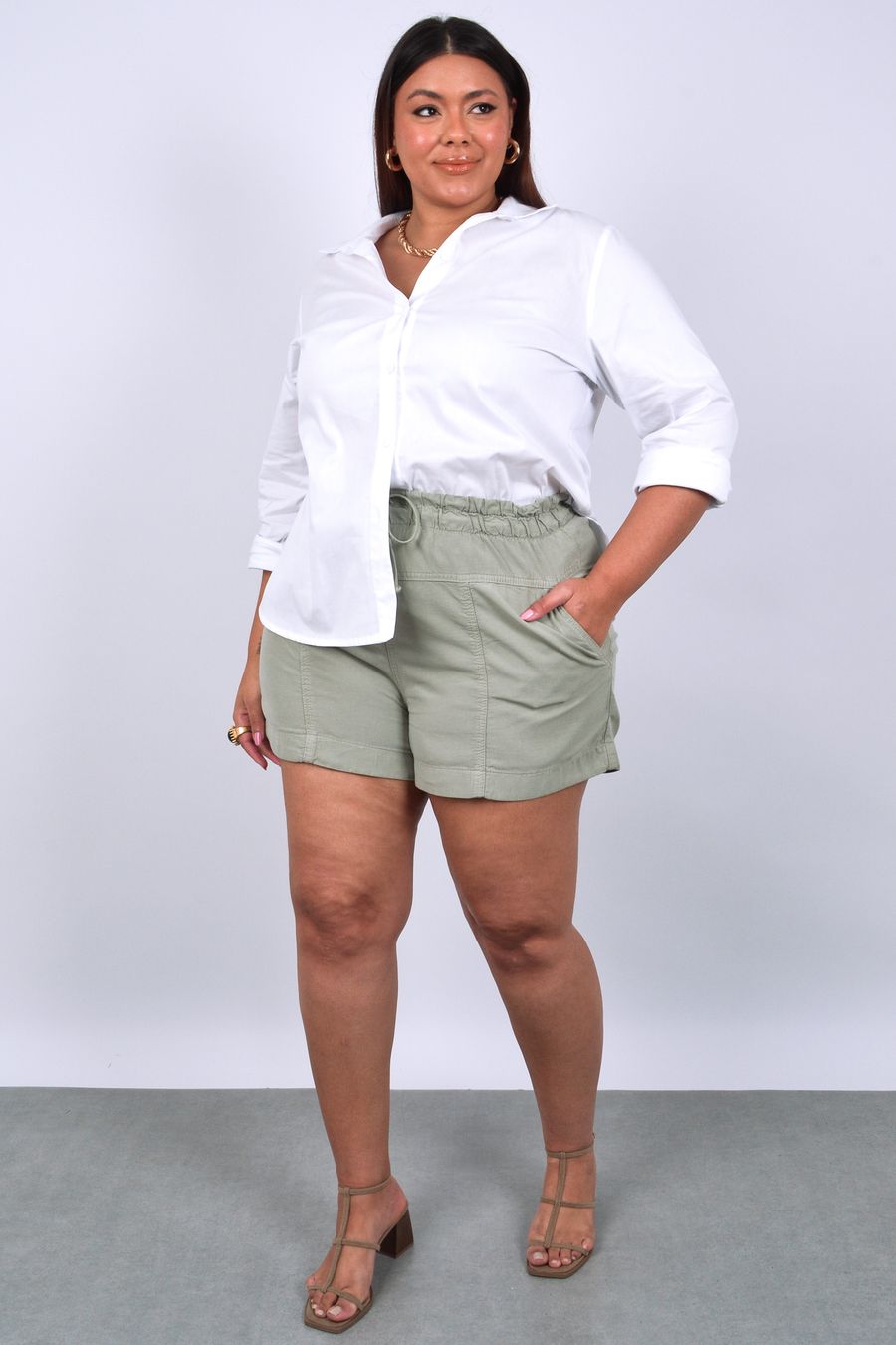 Shorts feminino com elástico no cós em tecido liocel verde