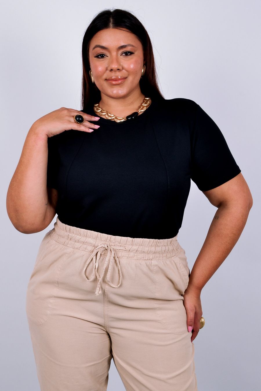 Blusa feminino manga curta em moletinho com recortes preto