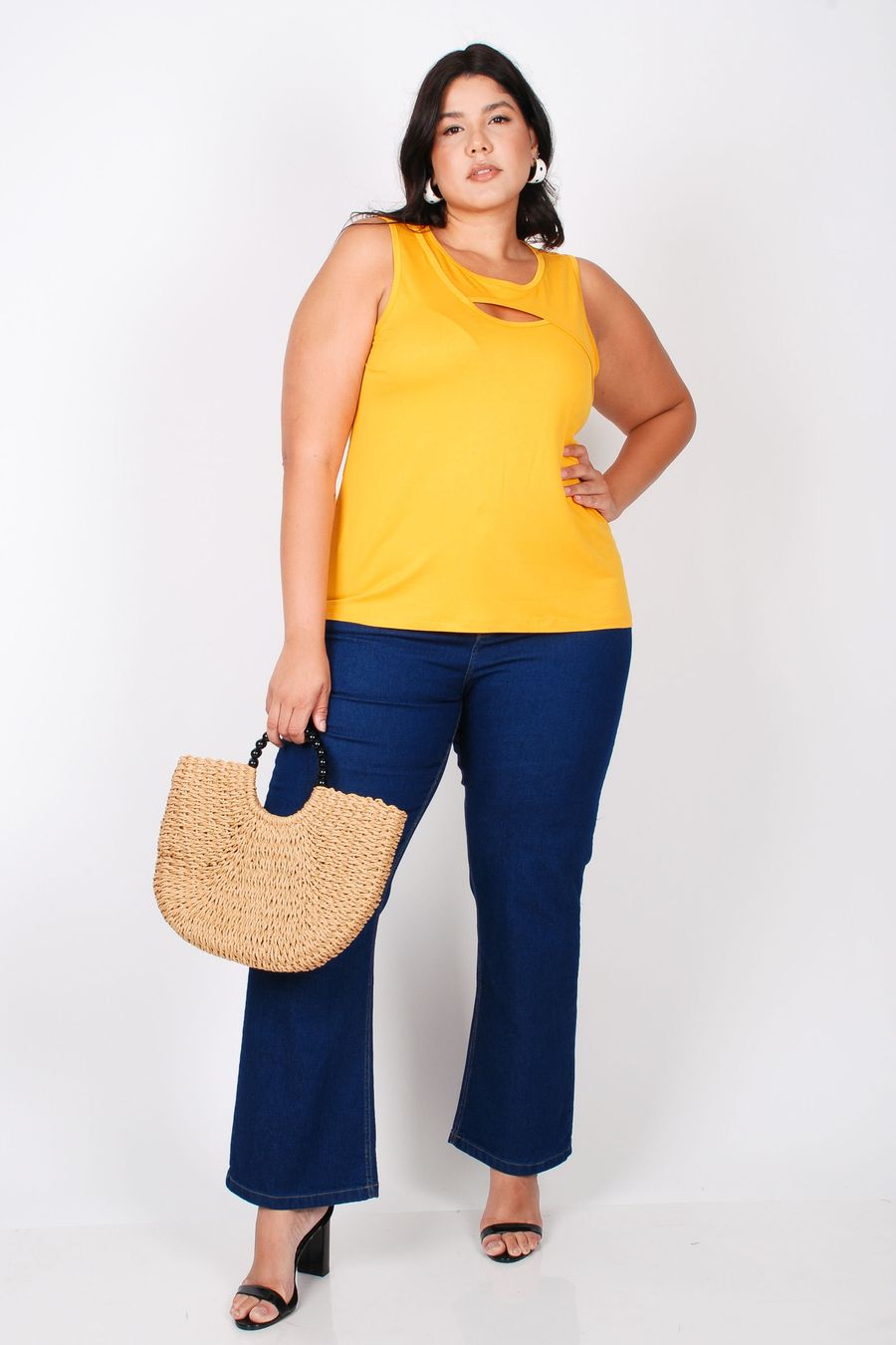 Regata em malha lisa com vazado plus size amarelo